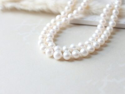 a close up of a necklace with pearls